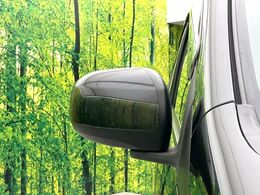 【電動格納ミラー】サイドミラーは電動格納式となっており、狭い駐車場でもキズがつくリスクを抑えられます。