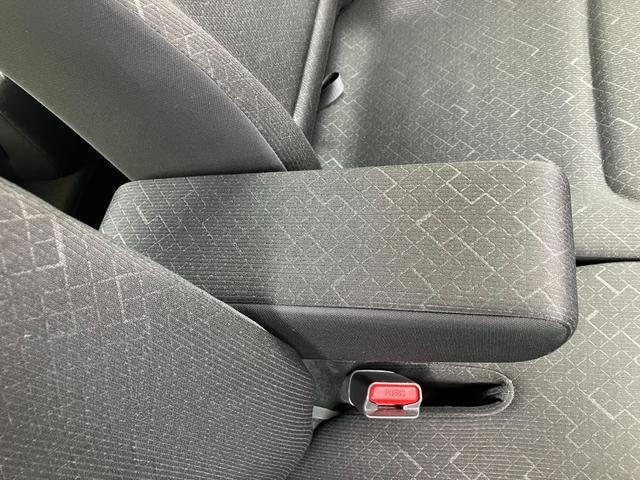 【便利】運転席にはアームレスト装備◎
