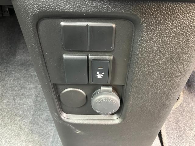 【シートヒーター】運転席にはシートヒーターを装備♪寒い冬にはシートをじんわり温めてくれてドライブも快適ですよ◎エアコンの暖房より早く温まってくれるので重宝しますよ◎