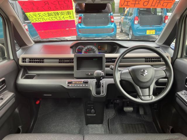 【インテリア】足元広々インパネシフト♪運転席から助手席への移動も楽にできますね♪道の状況や止める場所によって運転席側から出づらい時ってありませんか？そんな時、助手席側から降りることができますよ♪