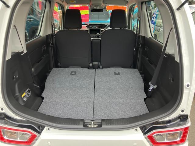 【荷室】リヤシート肩部のレバーで荷室側から簡単に前倒しが可能です☆両席倒すと大きなラゲッジスペースに大変身！
