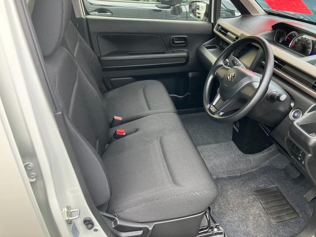 【フロントシート】高めのヒップポイントで見晴らしが良く、運転もしやすいですよ◎運転席アームレストがついているので長距離運転時の疲労軽減になりますよ◎