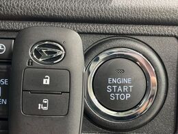 【キーフリーシステム】カバンやポケットに入れたままでもドアの施錠・解錠が可能なスマートキーを装備。エンジンのオン・オフ時もカギを取り出す必要が無いからとっても便利です♪