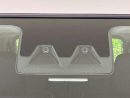 【スマートアシスト】走行中に前方の車両等を認識し、衝突しそうな時は警報とブレーキで衝突回避と被害軽減をアシスト。より安全にドライブをお楽しみいただけます。