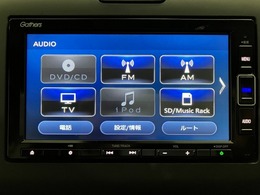 ナビはギャザズメモリーナビVXM-204VFiを装着。AM、FM、CD、DVD再生、Bluetoothオーディオ、音楽録音再生、フルセグTVがご使用いただけます。