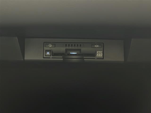 【ETC】有料道路を利用する際に料金所で停止することなく通過できる、ETC車載器（ノンストップ自動料金収受システム機器）が装備されています。セットアップを行うことで利用可能になります。