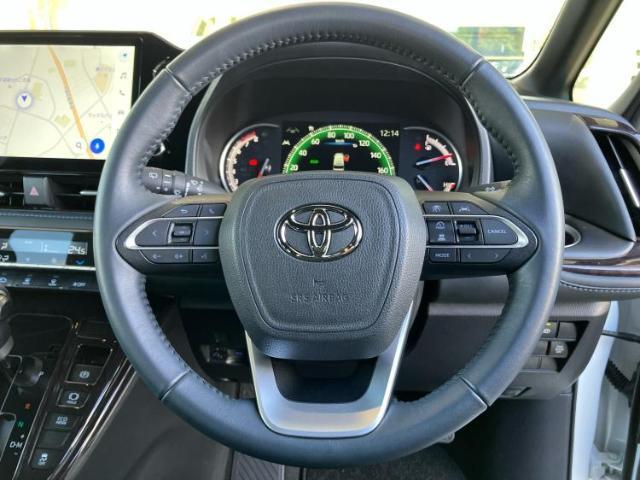 WECARSの展示場では実際に見て、触ってお車をお選びいただけます！知識の豊富な営業スタッフが様々なカーライフをご提案いたします！