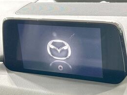 【マツダコネクトナビ】車内の雰囲気にマッチした一体型タイプのナビ。各種車輌設定やBluetooth再生等、様々な機能が楽しめます。直感的なダイヤル操作が可能で、使い勝手も良好です。