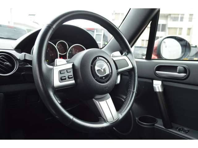 ステアリングの傷みは少なく次のオーナー様も気持ちよく乗っていただけます。