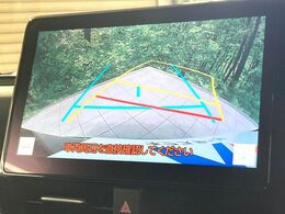 【バックカメラ】駐車時に後方がリアルタイム映像で確認できます。大型商業施設や立体駐車場での駐車時や、夜間のバック時に大活躍！運転スキルに関わらず、今や必須となった装備のひとつです！