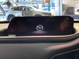 【8インチマツダコネクト】車内の雰囲気にマッチした大型のディスプレイ。スマホ接続でのナビ使用やBluetooth再生等、様々な機能が楽しめます。直感的なダイヤル操作が可能で、使い勝手も良好です。
