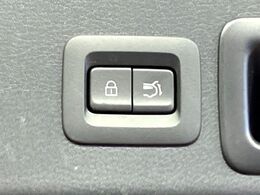 【パワーバックドア】スマートキーや運転席のボタンを押すだけでリアゲートが自動で開閉します！荷物を持っている時や、高い位置にあるバックドアを閉める際に便利な機能です♪