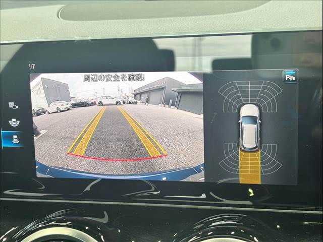 【カラーバックモニター】を装備しております。リアの映像がカラーで映し出されますので日々の駐車も安心安全です。