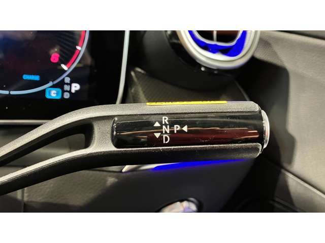 ウィンカー内蔵ドアミラーを開発したのは『メルセデス・ベンツ』です。他車からの視認性が高まり、事故の可能性を低減させています。更に、点灯部分はドライバーの視界に入らないように設計されています。
