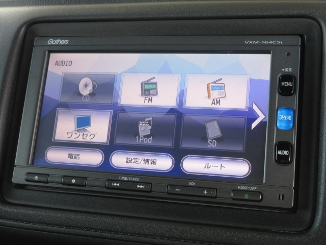 ナビゲーションはギャザズメモリーナビ(VXM-164CSi)が装着されております。AM、FM、CD、ワンセグTV、Bluetoothがご使用いただけます。初めて訪れた場所でも道に迷わず安心ですね！