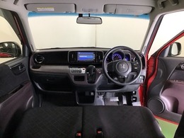 パーキングブレーキはフット式なので運転席と助手席の間はすっきり、移動も楽々です。さっと手が届く位置にATセレクトレバーやエアコンスイッチなどがあり操作性に優れています