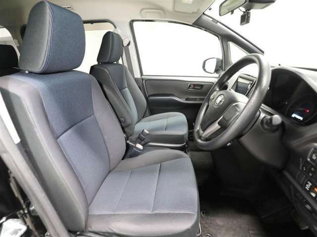 ゆったり室内で運転もしやすいです♪使い勝手の良い配置も考えられています！！