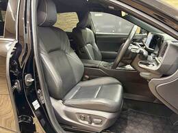 【レザーシート】ならではの高級感あふれる内装がこたわりのアイテム。見た目の高級感とより上質な座り心地をお楽しみください。