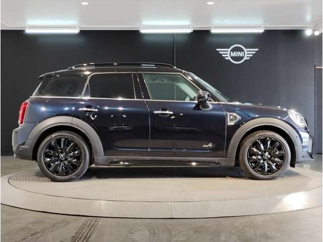 ☆MINIの車の始まりは大人四人がギリギリ乗れるコンパクトな車です！！今となっては3ナンバーですが、もともとは5ナンバーの車でした！！