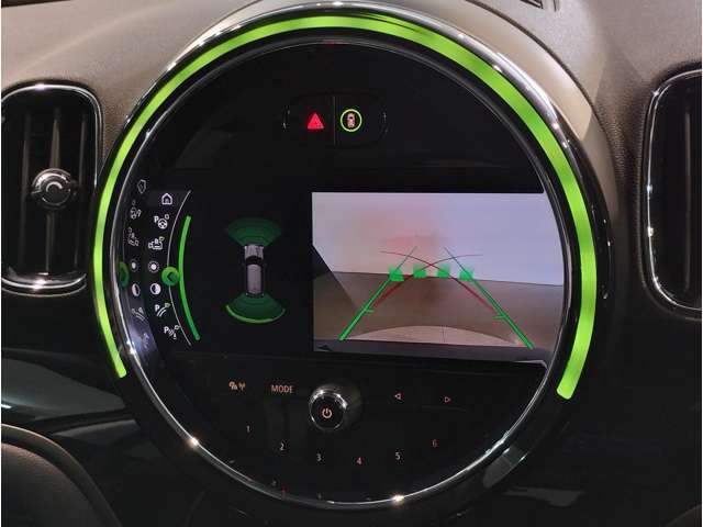 【リアビューカメラ】予想進路表示機能付☆ハンドルの舵角に応じてライン取りが可能。画像の解像度も高く、見やすくなっております☆