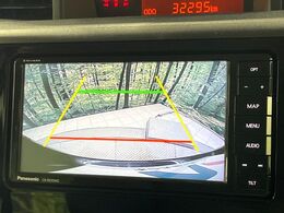 【バックカメラ】駐車時に後方がリアルタイム映像で確認できます。大型商業施設や立体駐車場での駐車時や、夜間のバック時に大活躍！運転スキルに関わらず、今や必須となった装備のひとつです！