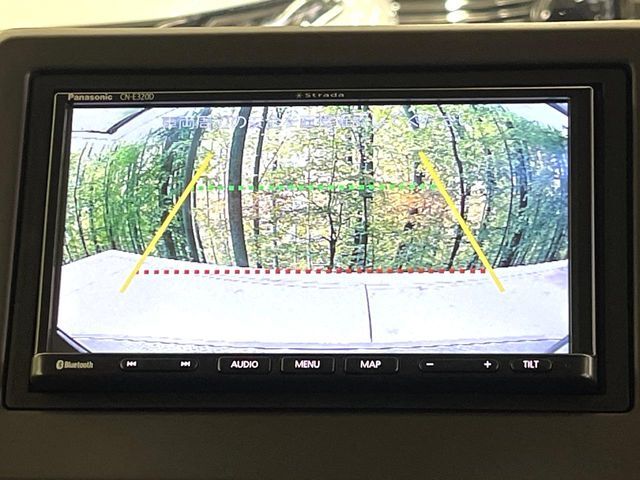 【バックカメラ】駐車時に後方がリアルタイム映像で確認できます。大型商業施設や立体駐車場での駐車時や、夜間のバック時に大活躍！運転スキルに関わらず、今や必須となった装備のひとつです！