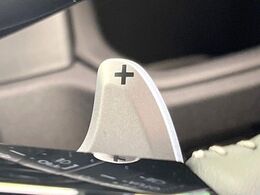 【パドルシフト】ハンドルから手を離さずに素早くシフトアップ＆ダウンができるので、エンジンブレーキを使う下り坂や高速道路の合流で加速したい場面で役立ちます。