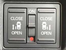 【両側パワースライドドア】スマートキーや運転席のスイッチで後席両側スライドドアの開閉が可能♪電動だから力を入れてドアを開ける必要が無く、小さなお子様でも簡単に開け閉めでき快適です♪