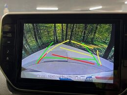 【バックカメラ】駐車時に後方がリアルタイム映像で確認できます。大型商業施設や立体駐車場での駐車時や、夜間のバック時に大活躍！運転スキルに関わらず、今や必須となった装備のひとつです！