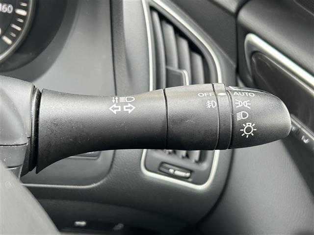 【オートライト（AUTO）】外の明るさをシステムが感知して、自動でヘッドライトが点灯します！ヘッドライトをつけ忘れを防ぐ便利機能です。