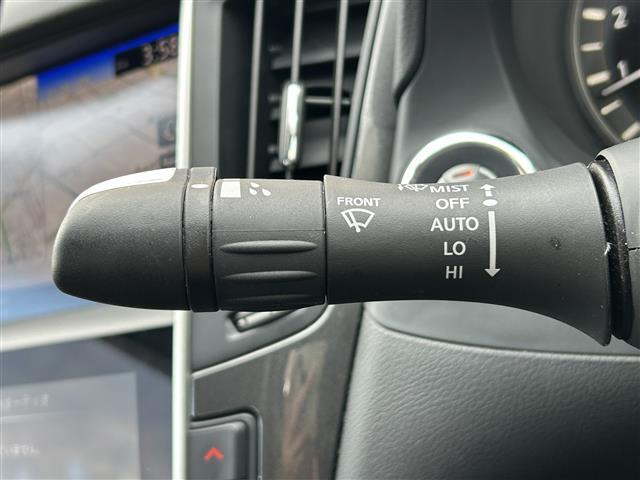 【オートワイパー（AUTO）】雨が降り出した時に、雨滴検出用センサー（レインセンサー）が雨滴を感知すると、自動でワイパーが動作します。