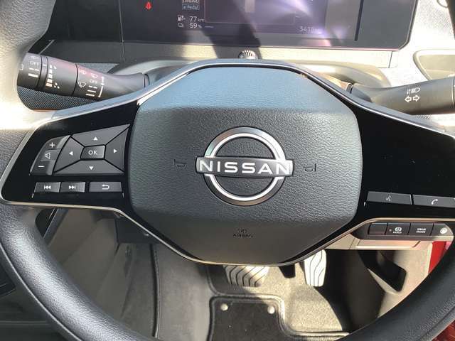 ステアリングスイッチ付で運転中も手を離すことなく音量などの操作が可能です