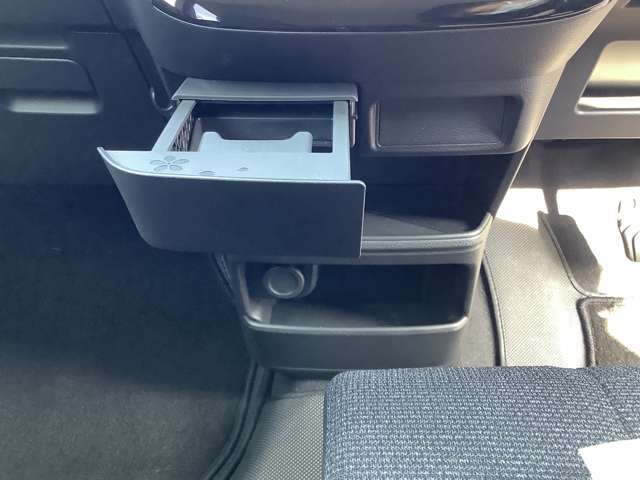 スライドカップホルダーやトレイボックスがついているのでちょっとしたものを置いておけるので便利ですね☆デザインも可愛らしい