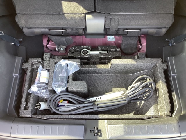 荷室下には工具類が入っています