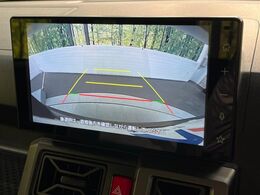 【バックカメラ】駐車時に後方がリアルタイム映像で確認できます。大型商業施設や立体駐車場での駐車時や、夜間のバック時に大活躍！運転スキルに関わらず、今や必須となった装備のひとつです！