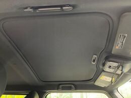【ガラスルーフ】ガラスルーフ搭載で車内の解放感が一気にアップ！開放的なドライブをお楽しみいただけます。