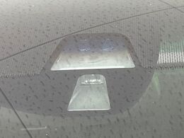 【シティブレーキアクティブシステム】低速走行中に前方の車両等を認識し、衝突しそうな時は警報とブレーキで衝突回避と被害軽減をアシスト。より安全にドライブをお楽しみいただけます。