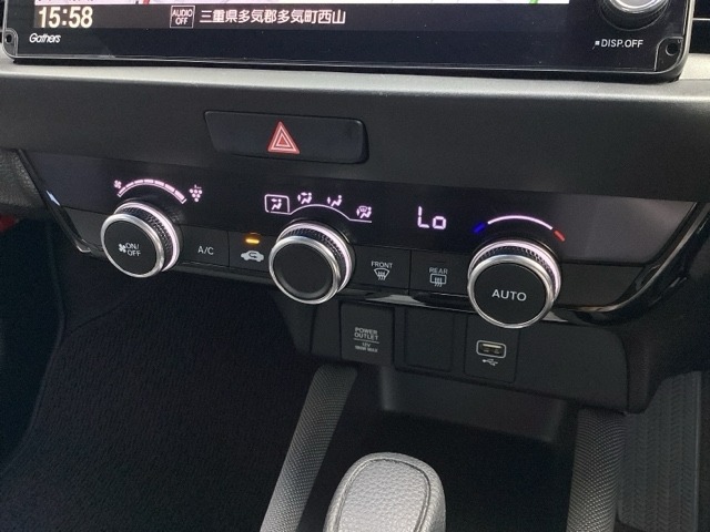 こちらの車両は便利なオートエアコン装備されてますので快適に過ごせますよ(*^_^*)