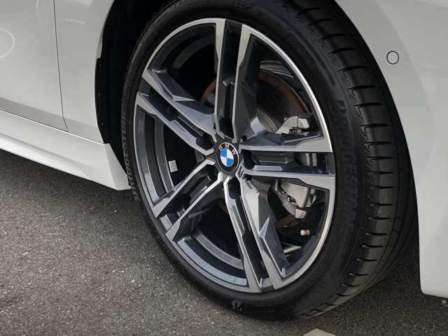 BMW純正18インチホイール。洗練されたデザインで、足元の個性を引き立てます。