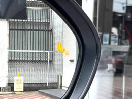 【ブラインドスポットモニター】走行中、ドアミラーの死角になりやすい箇所に後続車が接近するとサイドミラーのレンズに警告を表示！ドライバーに注意喚起をしてくれます。