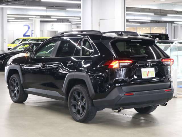 雨が降ってもゆったりと車選びができる全天候型立体展示場！エスカレーター完備！