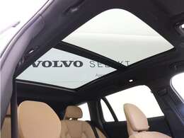 屋根一面まるごととも言える特大サイズのチルトアップ機構付電動パノラマ・ガラス・サンルーフ。晴天時はもちろん、雨天・曇天時にもブラインドを開けることで常に開放的な車内空間を実現させてくれます。