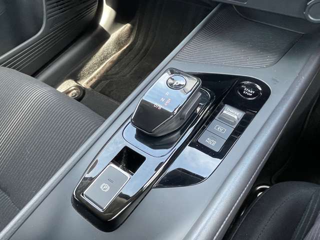 e-POWER専用シフトレバーは力も要らず簡単にシフトの変更も出来ます。