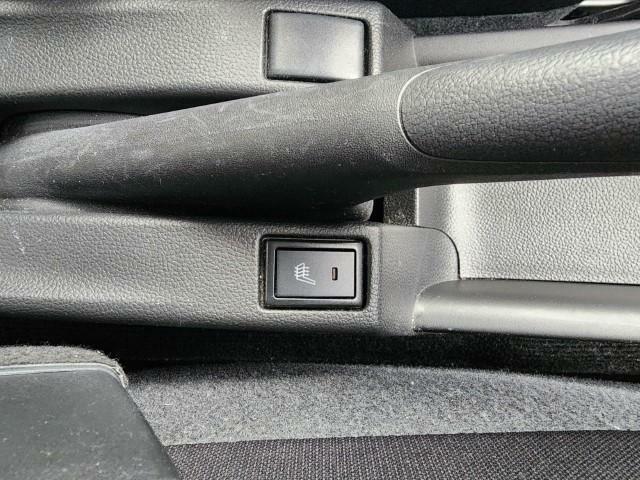 運転席にはスイッチを入れると即暖性に優れたシートヒーター機能付き！寒冷時に限らず腰の痛みにも優しくよりそってくれます＾＾