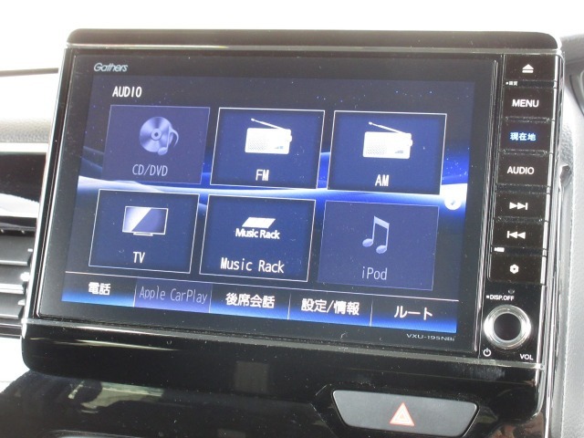 ナビはギャザズ8インチナビ（VXM-195NBi）を装着しております。AppleCarPlay、AM、FM、CD、DVD再生、Bluetooth、音楽録音再生、フルセグTVがご使用いただけます。