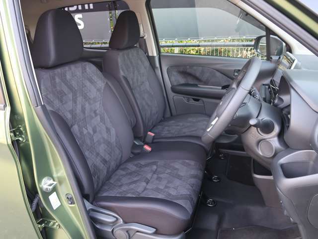 フロントシート　座面高さ調節　背もたれ角度調節　シート位置の前後調節が可能