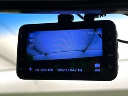 【ドライブレコーダー】安心・安全なカーライフに必須のドライブレコーダーを装備！走行中はもちろん、あおり運転や事故に遭遇した際の状況も映像で記録し、万一のリスクに備えます。