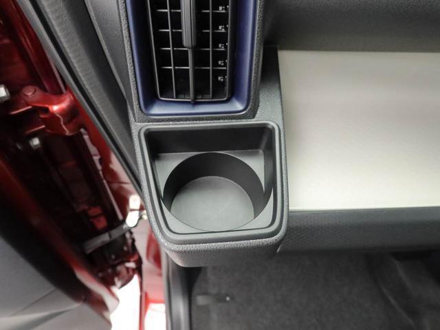 カップホルダーは運転席や助手席からちょうど手の届く位置です！！