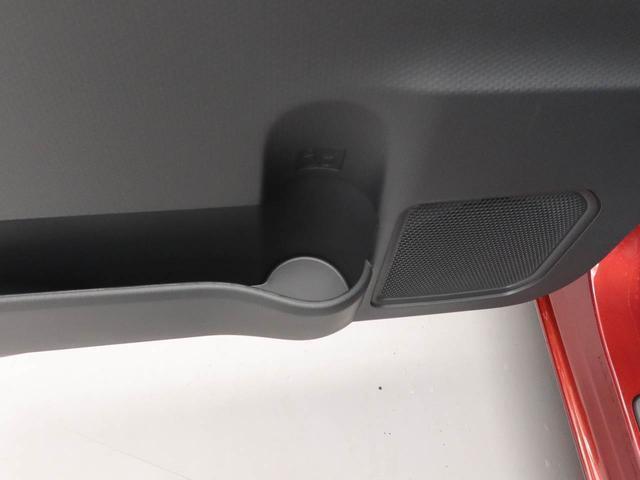 カップホルダーは運転席や助手席からちょうど手の届く位置です！！