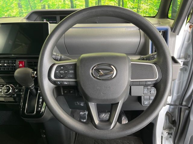 インテリアに合わせたデザインのステアリングは、運転される方のことも考え、運転しやすい形状、大きさです。是非一度、実際に触ってお確かめください。